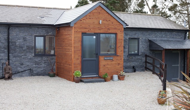 A spacious Holiday Cottage with garden, moments walk from Lands End.