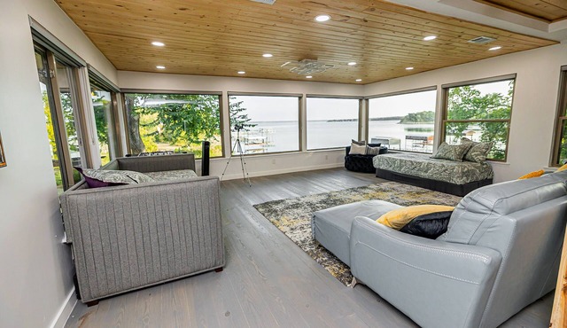 A Spacious Lake House - Access to Lake Beach!