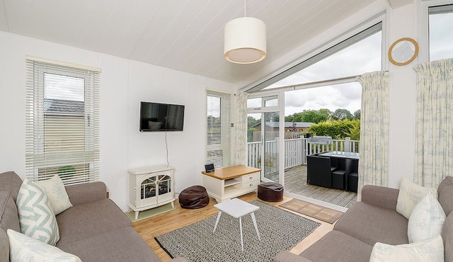 A spacious lodge with one master double with en suite shower room.