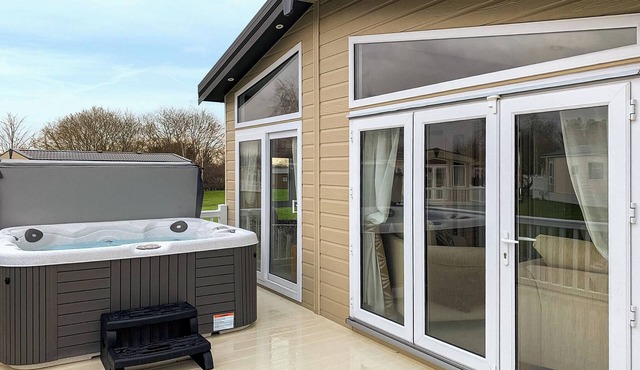 A spacious lodge with one master double with en suite shower room.