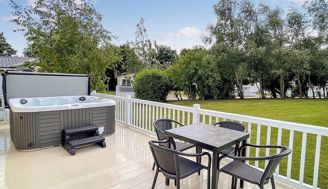 A spacious lodge with one master double with en suite shower room.