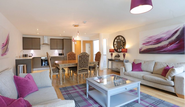 A spacious open plan apartment, in an unbeatable city-centre location. Sleeps 4.