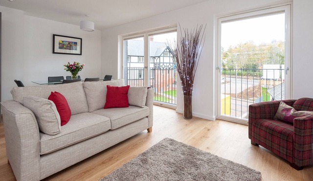 |A spacious open-plan 3-bedroom apartment with free parking space. Sleeps 5.