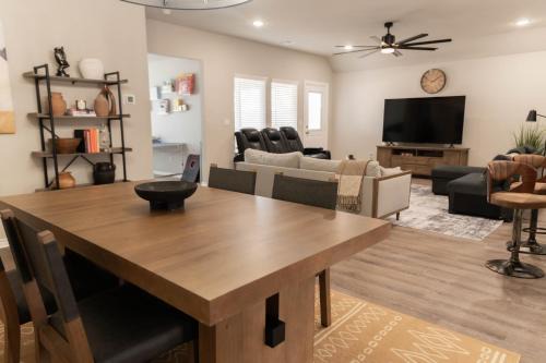 A Spacious Pet Friendly Home that Sleeps 10