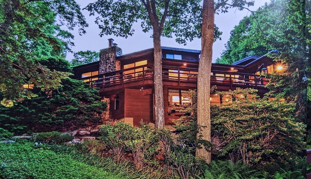 A spacious TREETOPS Reunion/Retreat/Event venue! Sleeps 10-12. Seasonal POOL!