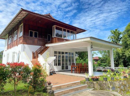 A Spacious Tropical 4 Bedrooms with Bathrooms Villa Marion Tomohon with the view of Gunung Lokon