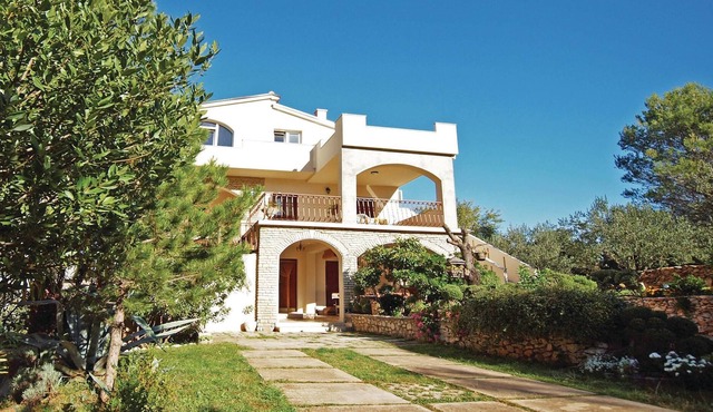 A spacious vacation apartment near the beach and with a communal barbecue.