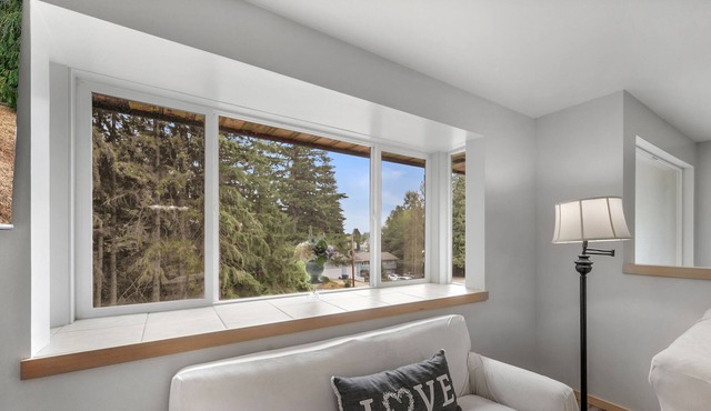 A specious 2 level 4 Beds 2 Baths home