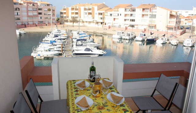 A splendid view of the marina for this pretty apartment