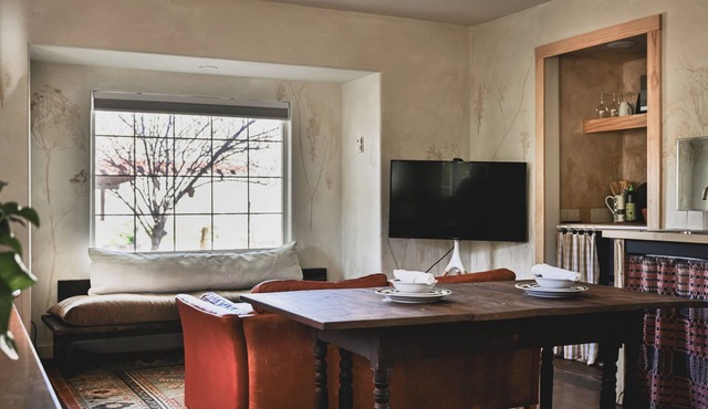 A standalone hideaway in the lower gardens, perfect for slow living and total autonomy.