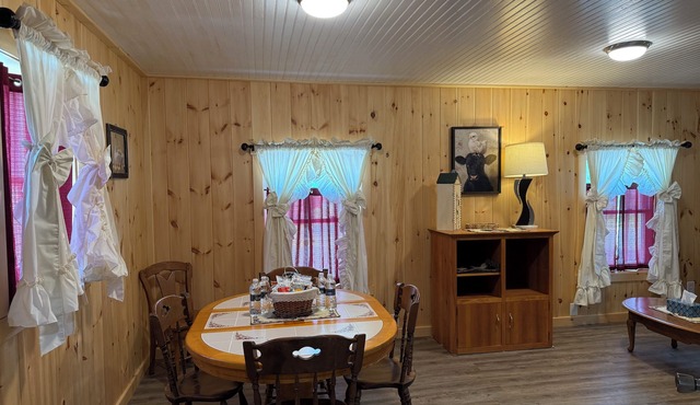 A Stay At The Bay-A Charming 3-bedroom house in lovely Alexandria Bay WiFi, AC