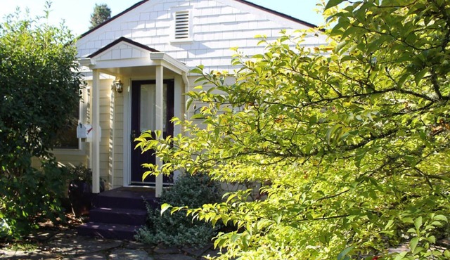 A Step Away From Downtown- Quiet, Light, and Clean