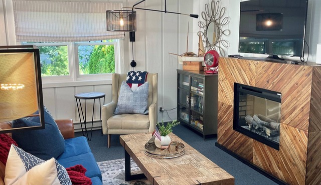 A Step Away: Long-Term Stays-The Downtown Townhouse with Yard