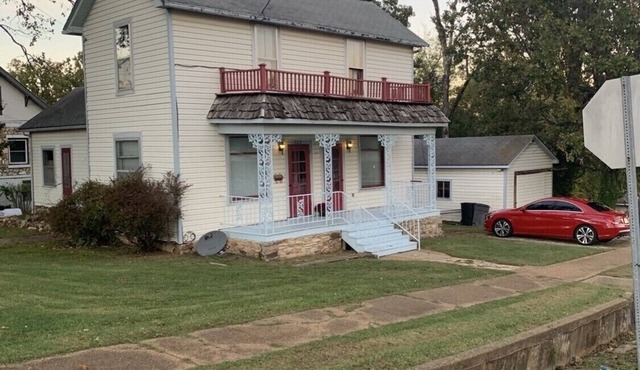 A Step Back in Time, Old Fashioned Hospitality. Thayer/Mammoth Spring in town.