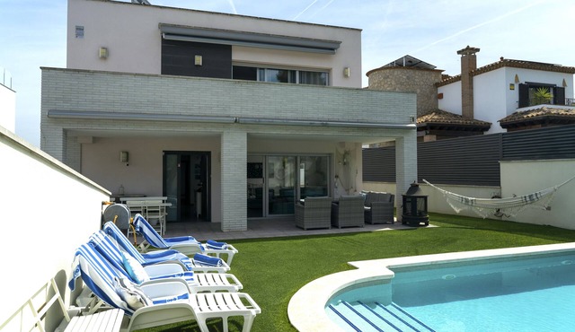 A step from Sitges - Fun big family villa with private pool & views