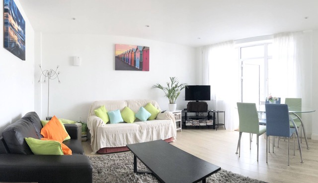 A Stone's throw from the beach luxury 2-bed apartment