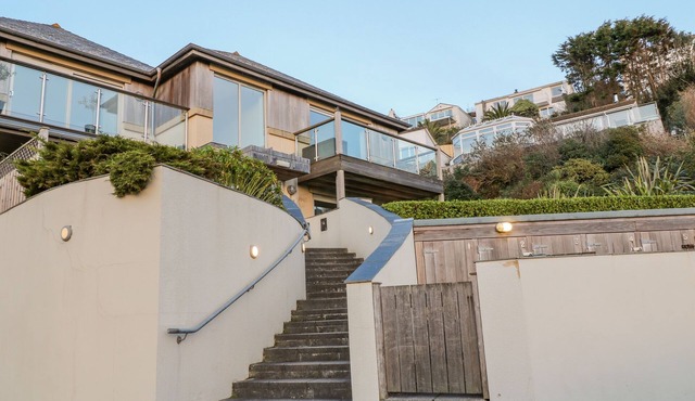 A STONE'S THROW, pet friendly, country holiday cottage in Downderry