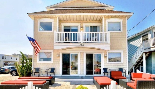 ⭐️A Stones Throw 2 Beach & AC, Fireplace+ Outdoor Lounge great 4 small Families!