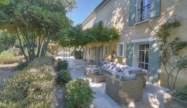 A stunning family home, 5 minutes from Uzes and 30 minutes from Avignon.