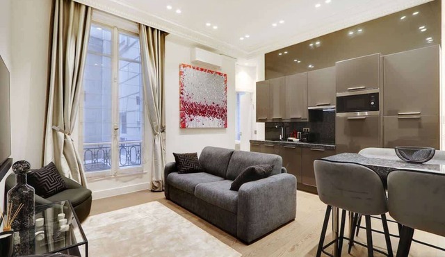A Stunning 1-BR apartment in Champs Elysées