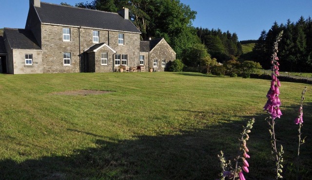 A stunning family farmhouse fully equipped with all you would need for ten guests.