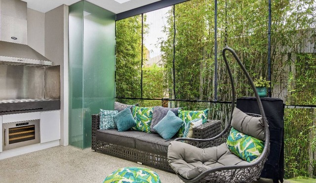 A STUNNING GRAND DESIGNS AUSTRALIA RESIDENCE - 5 mins drive to CBD