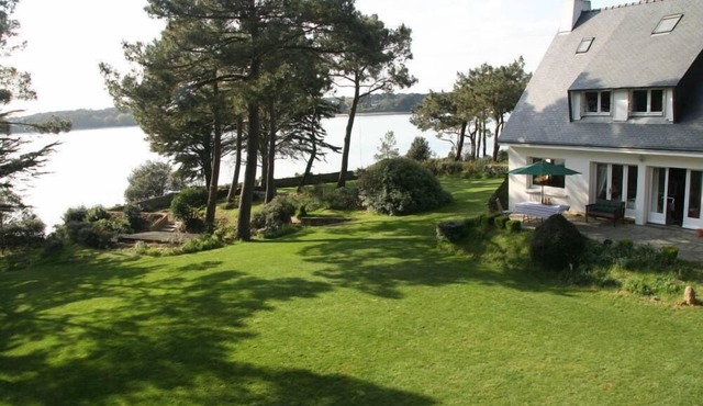 A stunning location in the middle of a natural setting on the banks of the Gulf