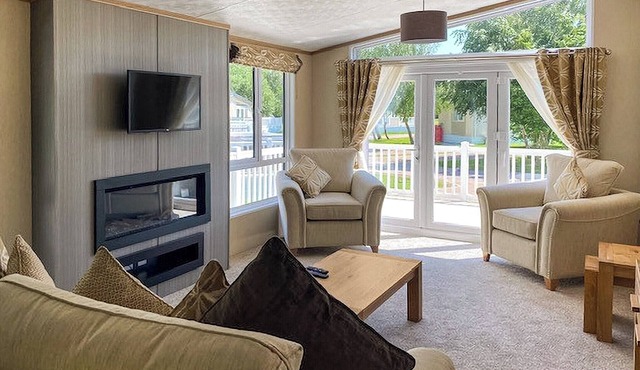 A stunning lodge with one master double with en suite with bath and overhead shower.