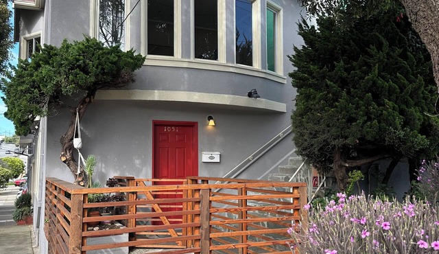 A stylish 1 bedroom 1 bath apartment located in the outer mission district.