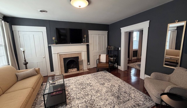 A stylish and quiet, comfortable space with full house accommodations
