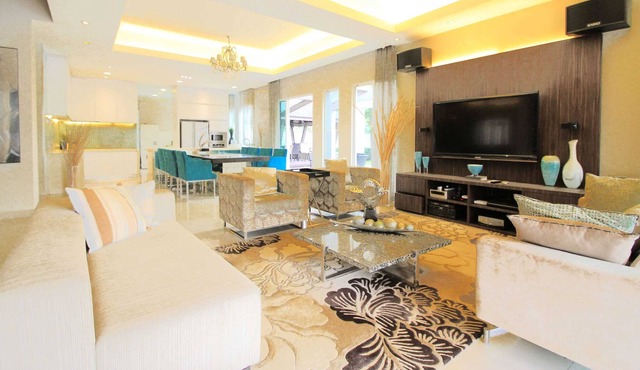 A Stylish & Comfy 4BR House with Gazebo