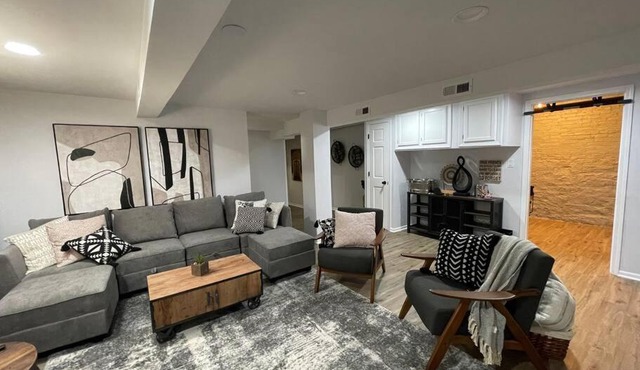 A Stylish & Cozy Apartment near Downtown Chicago