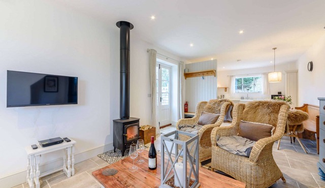 A stylish, dog friendly, single storey holiday cottage in the Cotswolds with stunning countryside vi