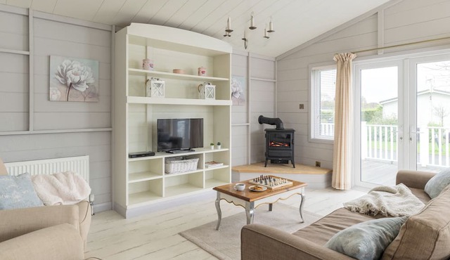 A stylish lodge with one master double with en suite shower room.