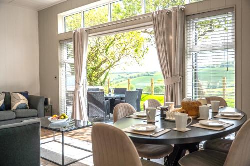 A Stylish Retreat Set in a Scenic Country Club