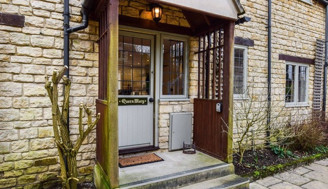 A sudeley castle cottage that sleeps 4 guests in 2 bedrooms