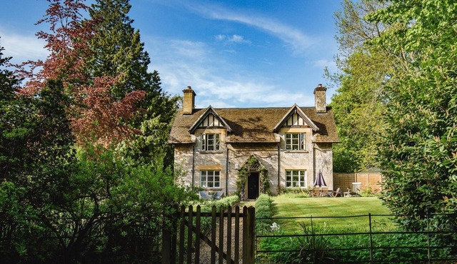 A sudeley castle cottage that sleeps 6 guests in 3 bedrooms