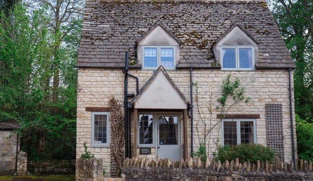 A sudeley castle cottage that sleeps 6 guests in 2 bedrooms