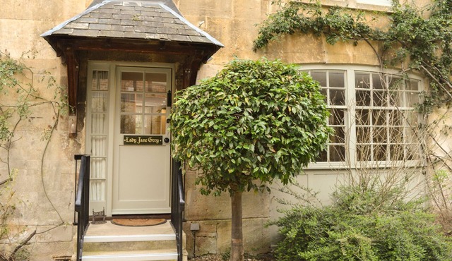 A sudeley castle cottage that sleeps 5 guests in 3 bedrooms