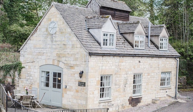 A sudeley castle cottage that sleeps 6 guests in 2 bedrooms