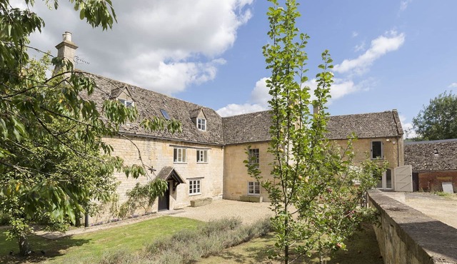 A sudeley castle cottage that sleeps 14 guests in 7 bedrooms