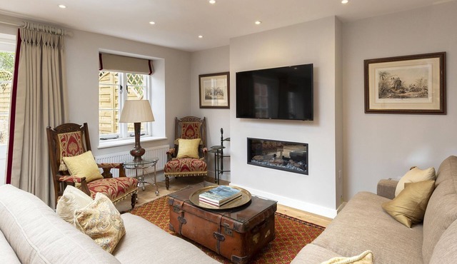 A sudeley castle cottage that sleeps 7 guests in 4 bedrooms