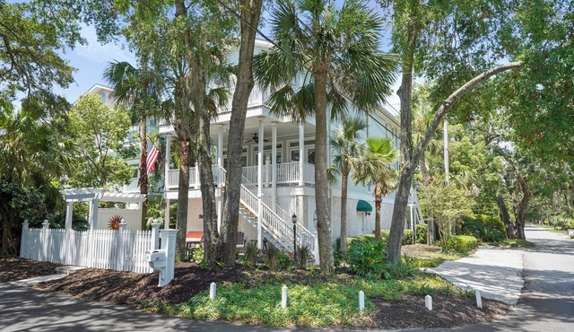 A Summer Hour Retreat. Coastal 3 Bedroom Getaway, Pet Friendly, Minutes from Village and Beach