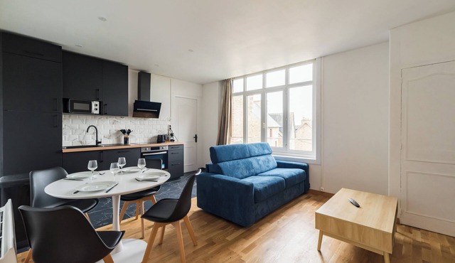 A sunny setting with a garden view - Gare -Hôtel Lefort