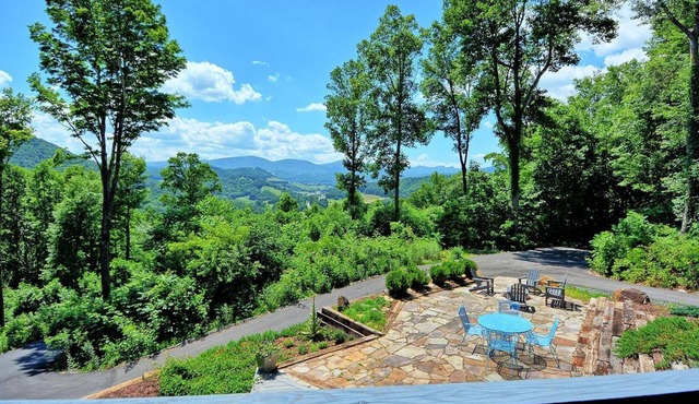 A Sunset Ridge in West Jefferson, NC: 3BR Chalet with hot tub, game room, and beautiful views.