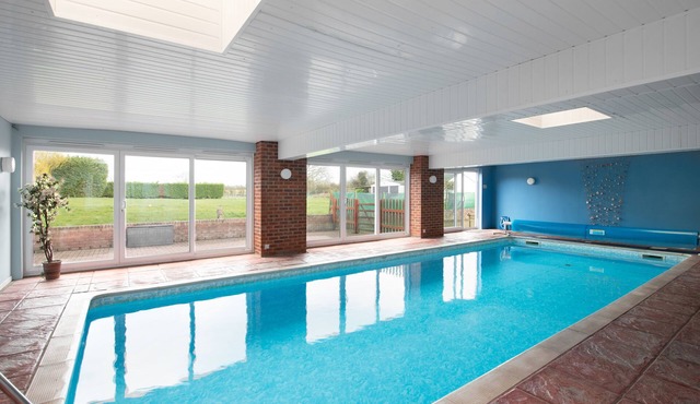 A superb Lodge with own private heated Indoor Swimming Pool close to Stratford