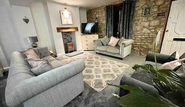 A Superb Size Cottage By The Canal