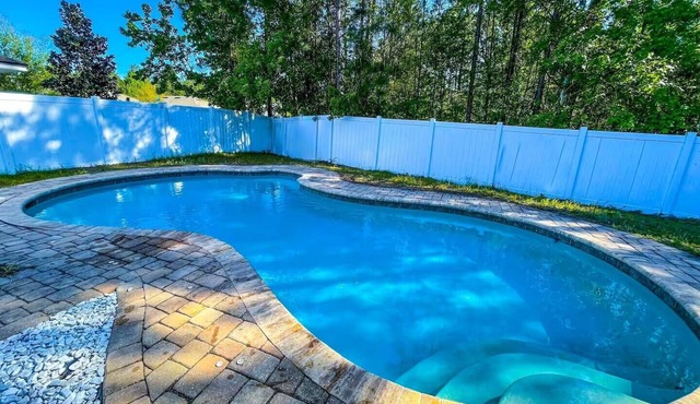 +A Taste of Britain entire house/heated pool+