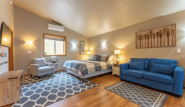A Taste of Ely studio apartment, king bed