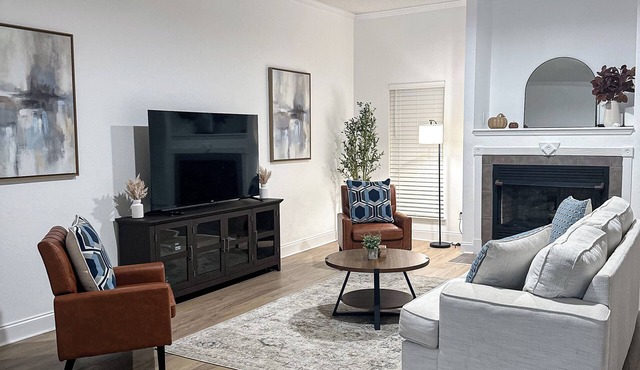 A Tasteful Modern Retreat - This home sleeps up to 10 guests!